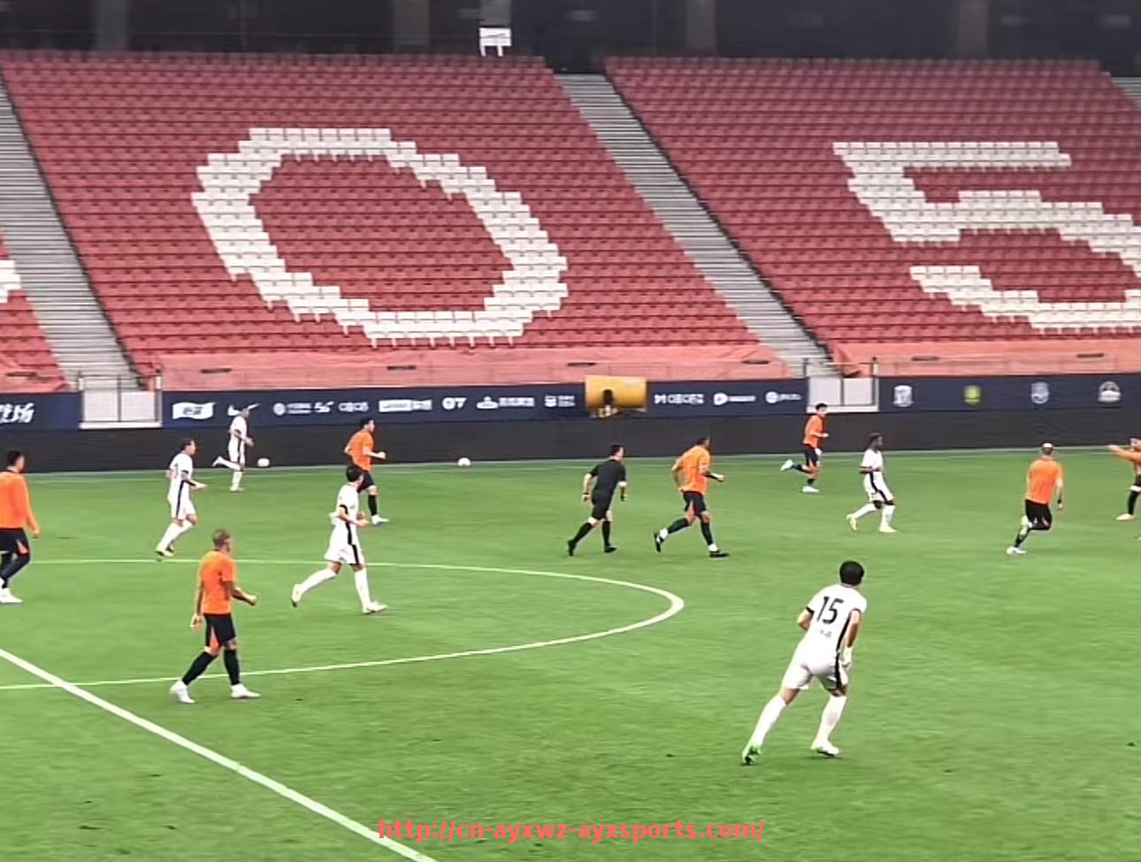 爱游戏体育-索尔斯克亚率领球队击溃德甲劲旅的经典战役