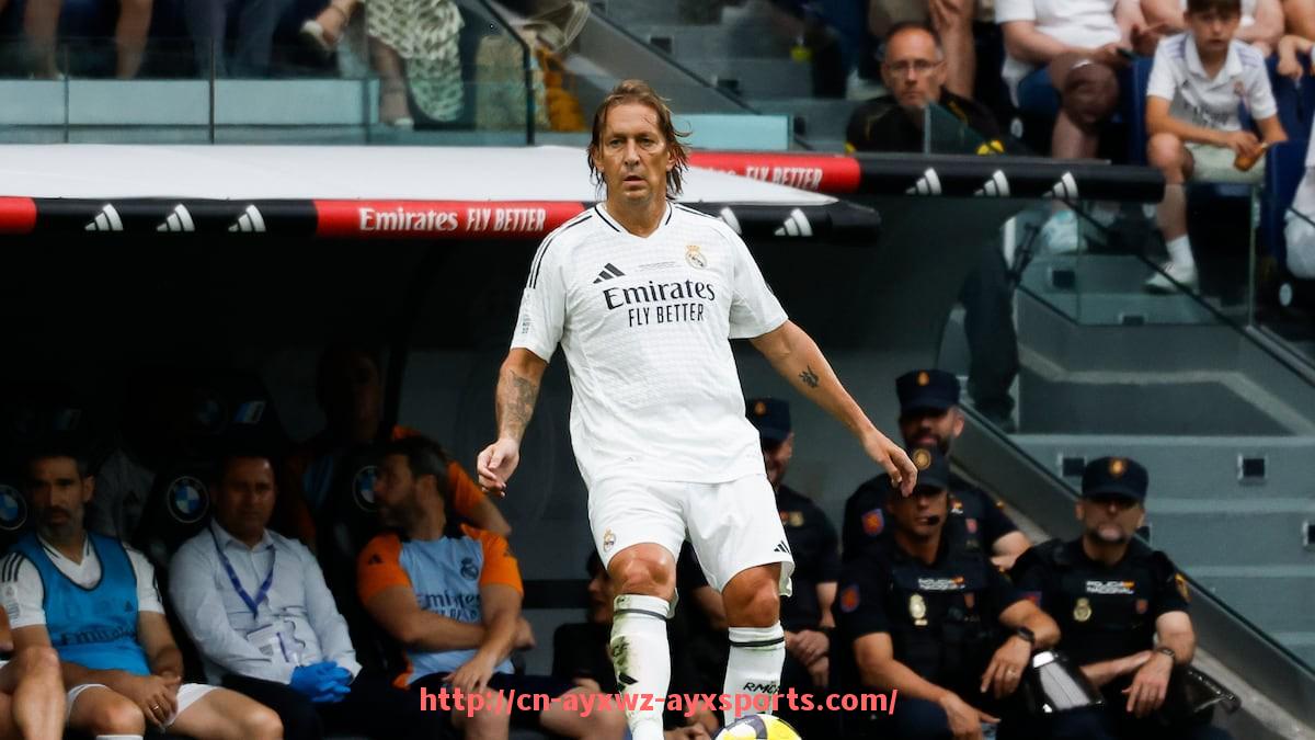 爱游戏体育-2025世俱杯球员跑动路线规划及体能管理策略研究